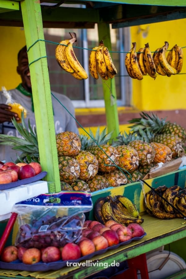 Obststand in Falmouth auf Jamaika mit frischem Obst und lokalem Händler