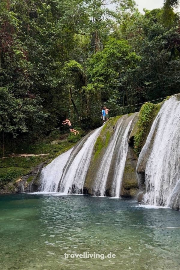 Sprung in einen Naturpool an den Reach Falls - Sehenswürdigkeiten in Jamaika